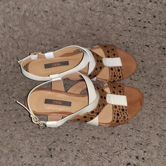 ZINDA-Tan/White Leather w/Bronze & Copper Studs-Buckle Sandals-Sz 37-Excellent - Picture 6 of 7